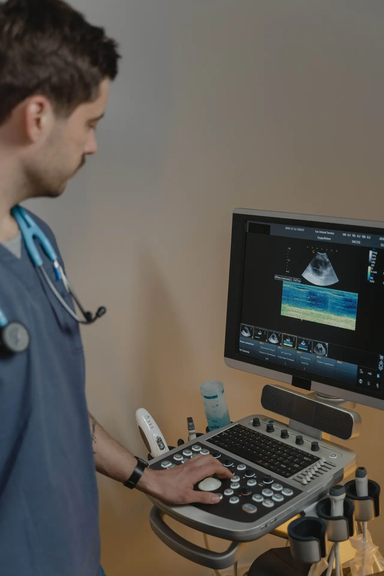 Ecocardiograma sendo realizado com ultrassom cardíaco na CoraMed em Sorocaba