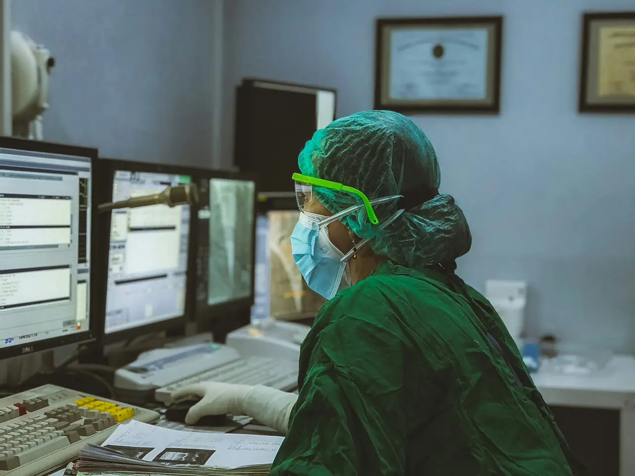 Profissional de cardiologia analisando traçados em monitores durante avaliação na CoraMed em Sorocaba