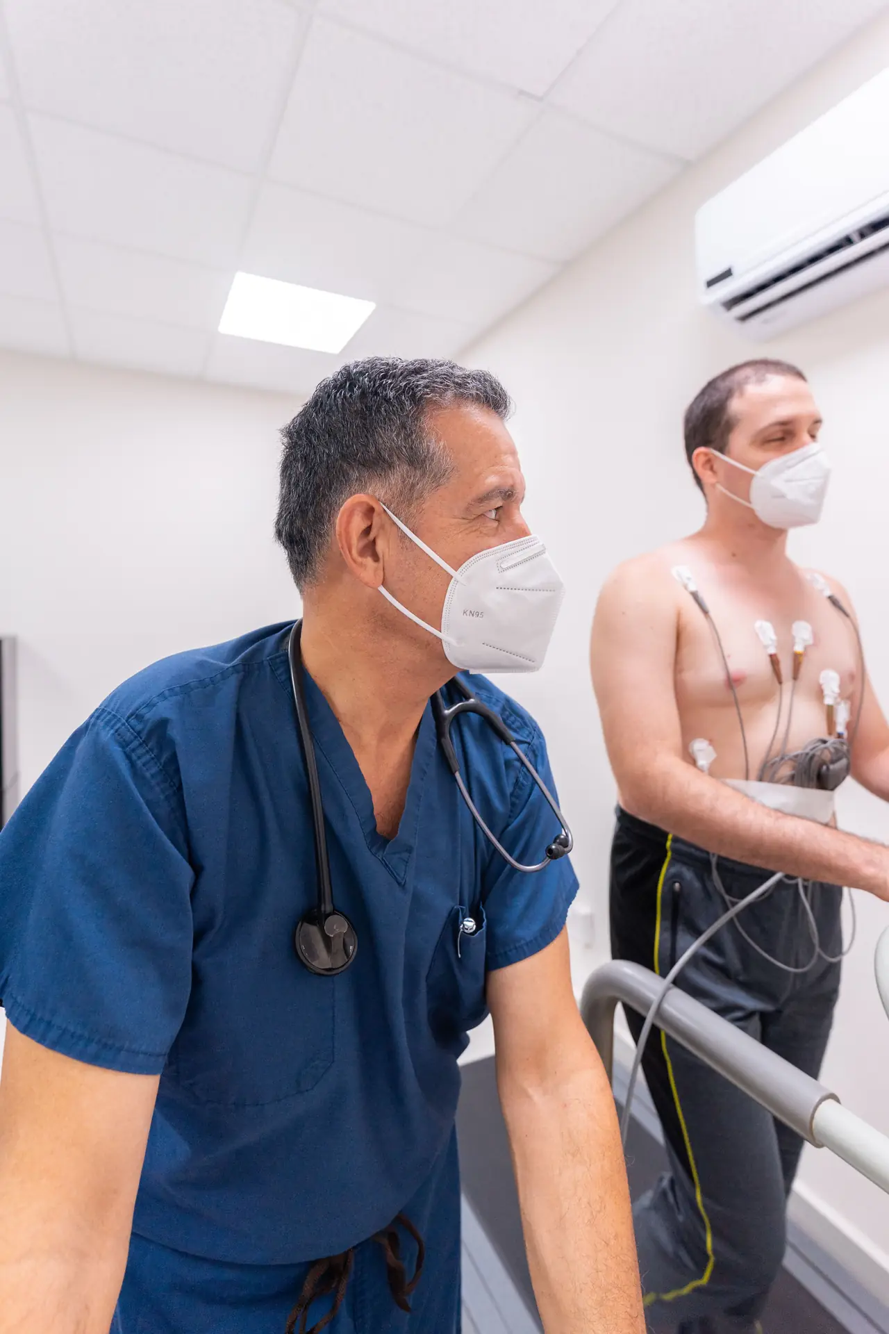 Paciente na esteira monitorado por cardiologista durante teste ergométrico na CoraMed em Sorocaba
